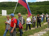 Pot se počasi prevesi v spust čez kraški rob